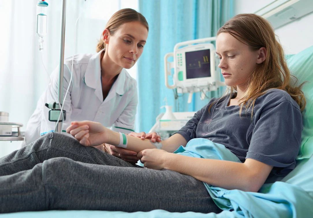 Кодирование  от наркомании Девушке ставят капельницу от наркотиков