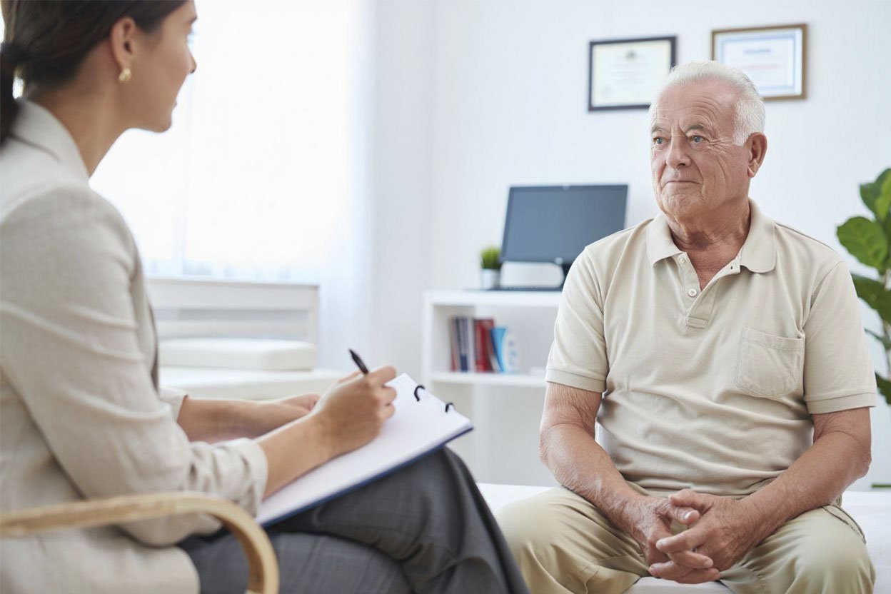 Лечение болезни Паркинсона Пожилая женщина с болезнью Паркинсона пьет чай